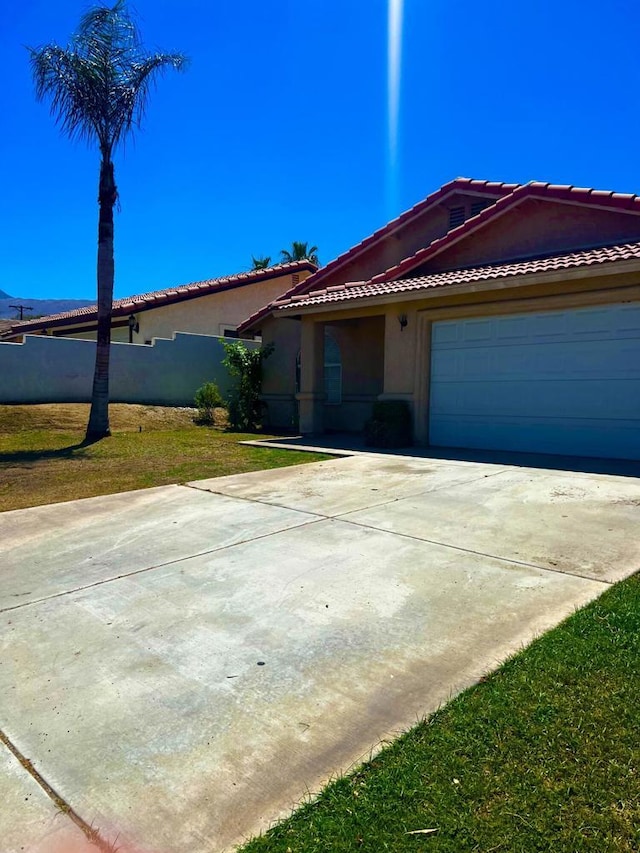 view of front of house with a front lawn and a garage