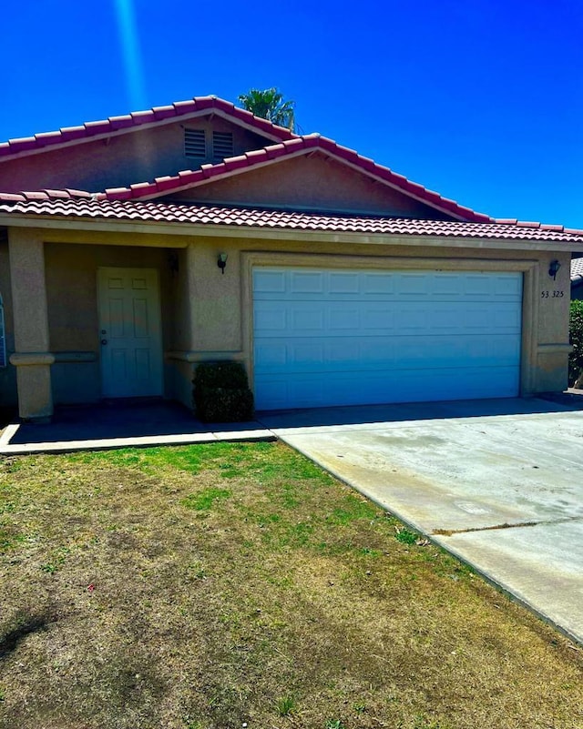 view of front facade featuring a garage