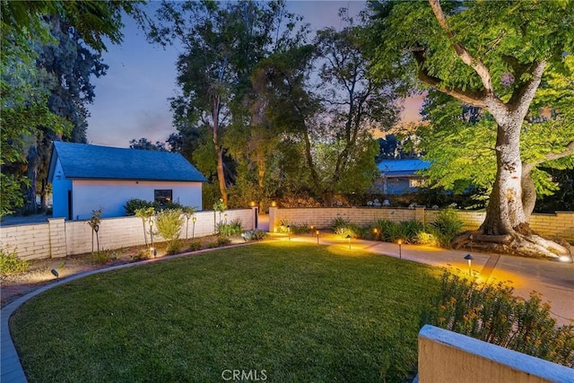 view of yard at dusk