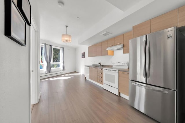 kitchen featuring sink, hanging light fixtures, an inviting chandelier, light hardwood / wood-style flooring, and white appliances