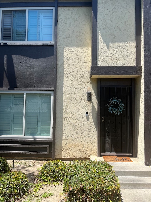 property entrance featuring stucco siding