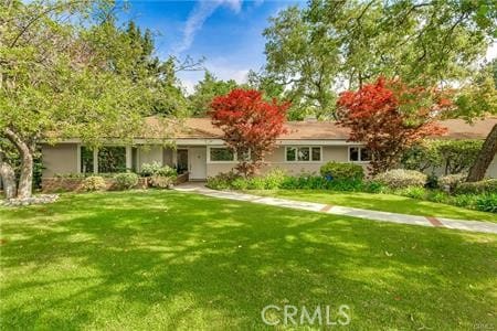 single story home featuring a front yard