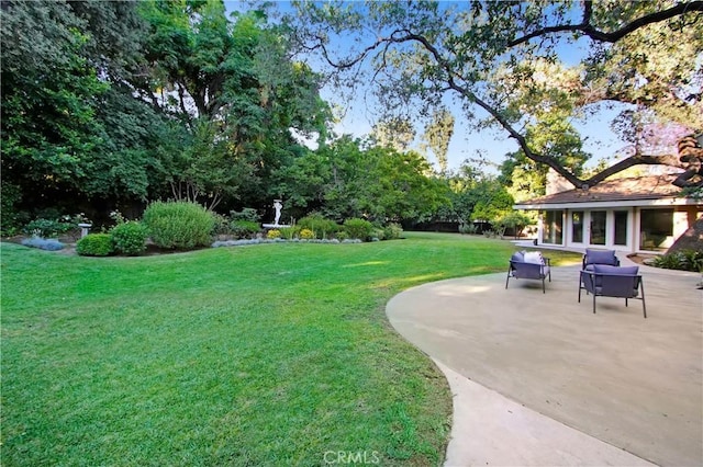 view of yard featuring a patio