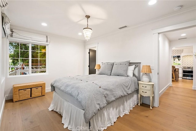 bedroom featuring light wood-style floors, baseboards, recessed lighting, and visible vents
