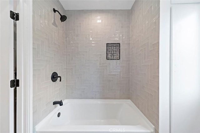 bathroom featuring tiled shower / bath combo