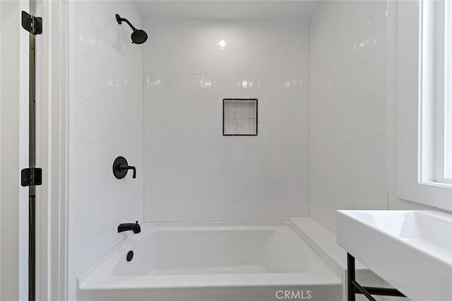 bathroom featuring sink and tiled shower / bath combo