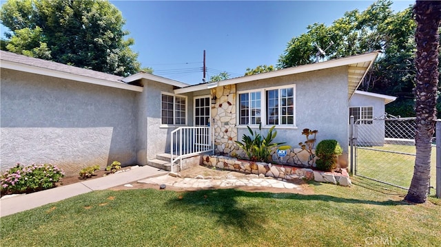 view of front facade with a front yard