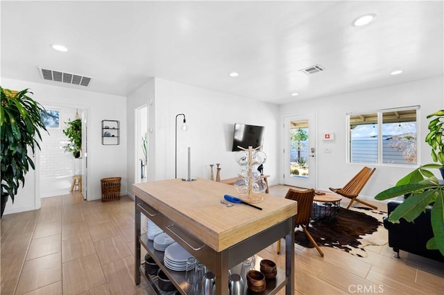 dining area with visible vents and recessed lighting