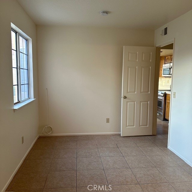 empty room featuring light tile patterned floors