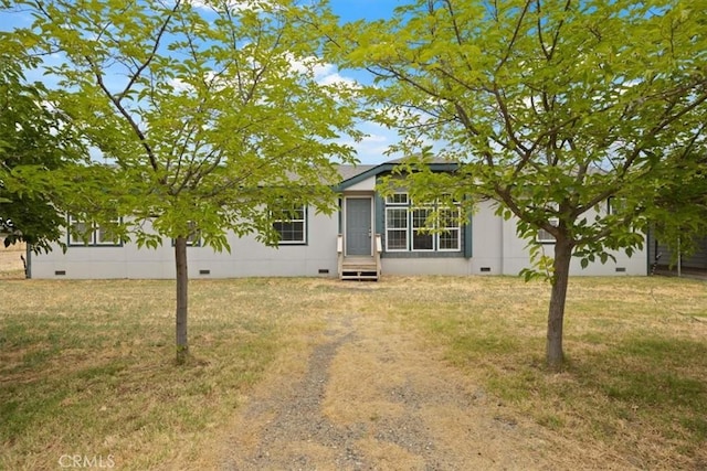 view of front of property featuring a front lawn