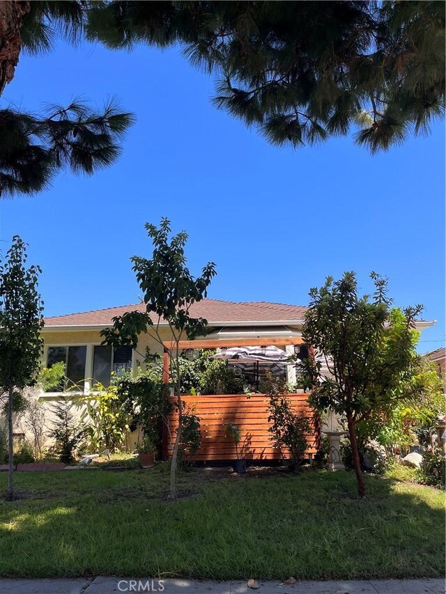 view of front of home with a front yard