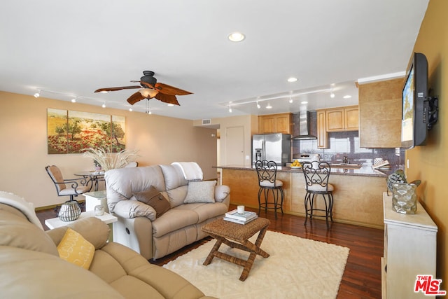 living room with dark wood-type flooring and ceiling fan