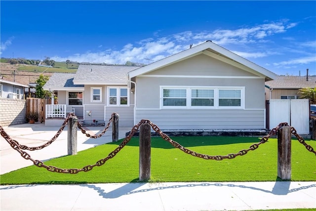 ranch-style home featuring a front lawn