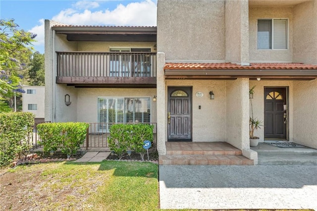 view of front of home featuring a balcony