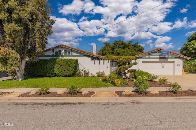 view of front facade featuring stucco siding, driveway, an attached garage, and a front yard