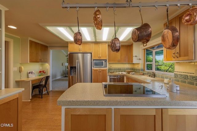 kitchen with recessed lighting, stainless steel appliances, tasteful backsplash, light wood-type flooring, and a peninsula