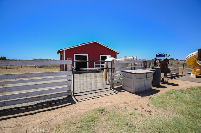 view of yard with an outbuilding