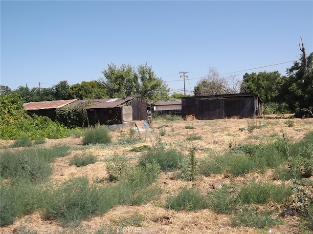 view of yard with an outdoor structure