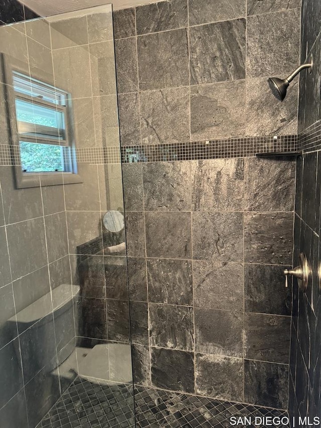 bathroom featuring a tile shower