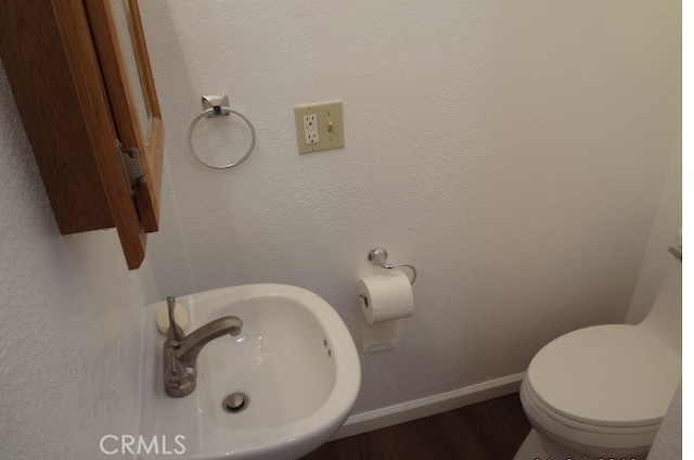 bathroom featuring toilet and sink