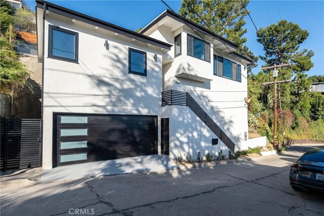 view of front facade featuring a garage