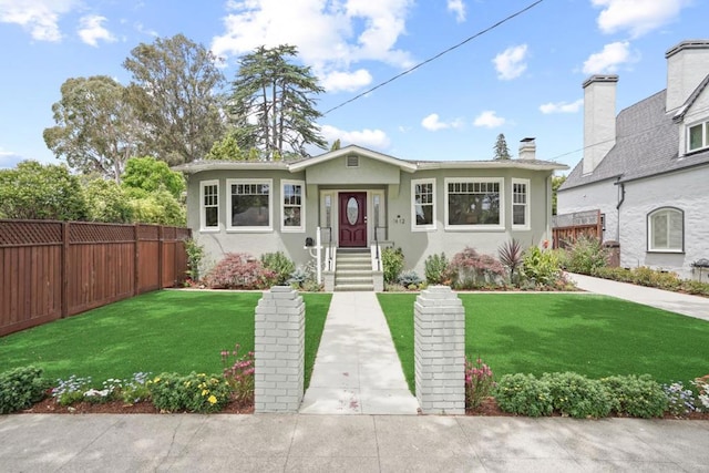 bungalow featuring a front lawn