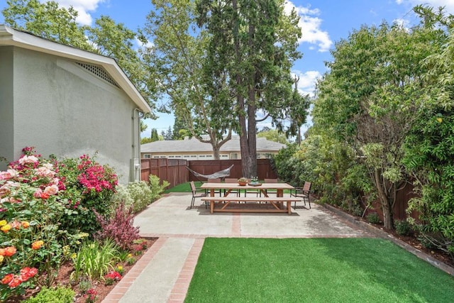 view of yard featuring a patio