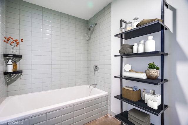 bathroom featuring tiled shower / bath combo