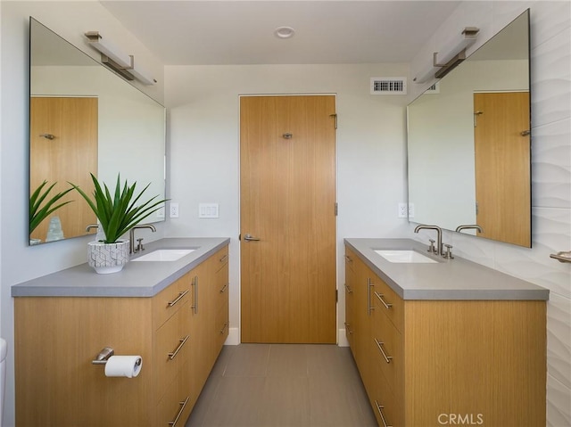 3100 Tennyson Pl, Hermosa Beach, CA 90254 - bathroom with two vanities