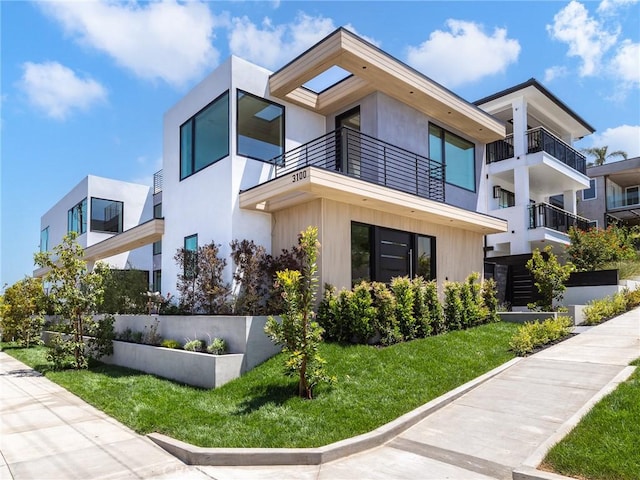 view of front of house featuring a front lawn