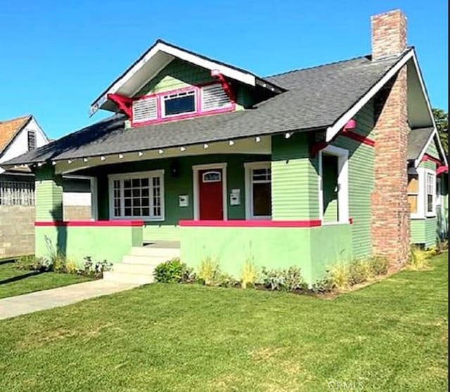 view of front of house featuring a porch and a front lawn