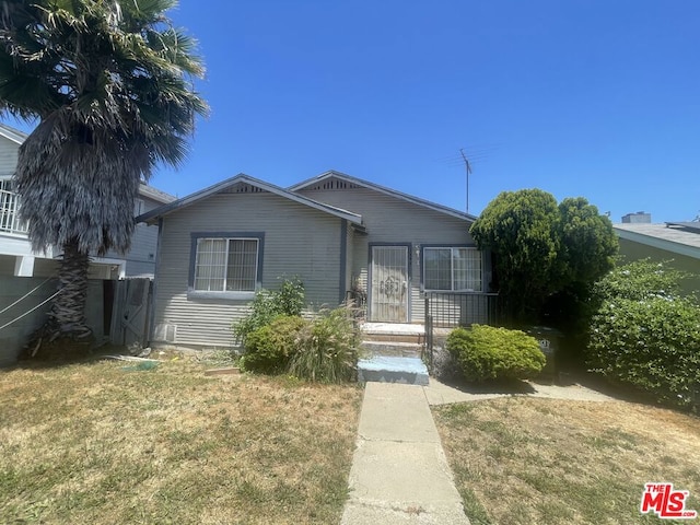 view of front facade with a front yard