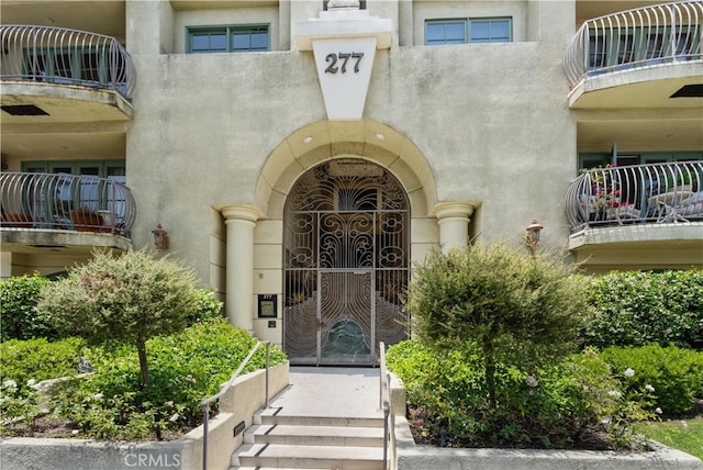 property entrance featuring a balcony