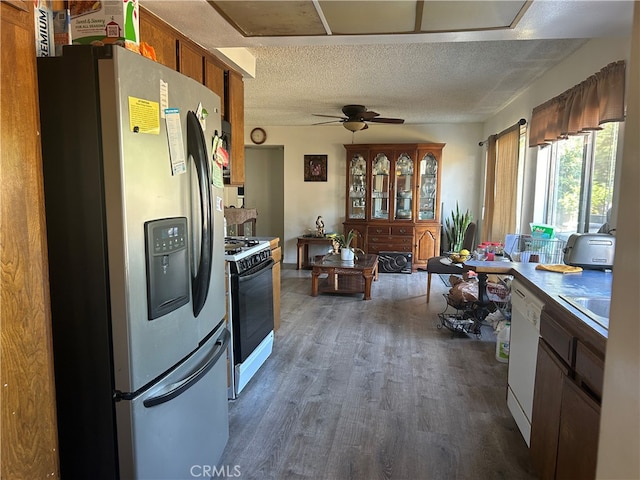 kitchen featuring a textured ceiling, dark hardwood / wood-style floors, sink, white appliances, and ceiling fan