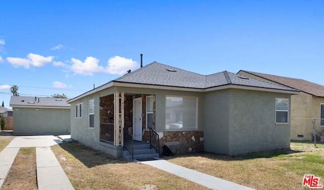 view of front of property featuring a front yard