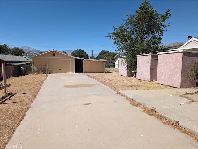 view of yard with an outdoor structure