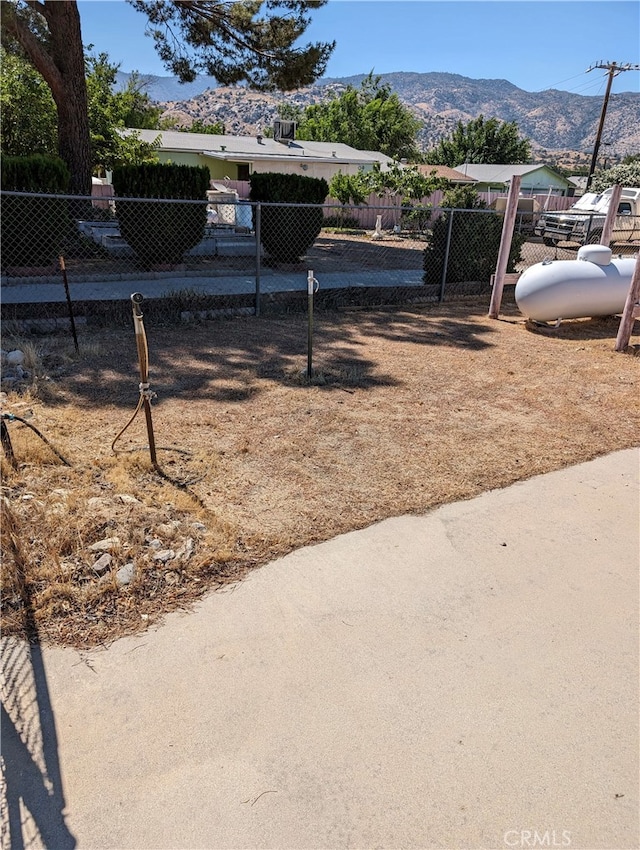 view of yard with a mountain view