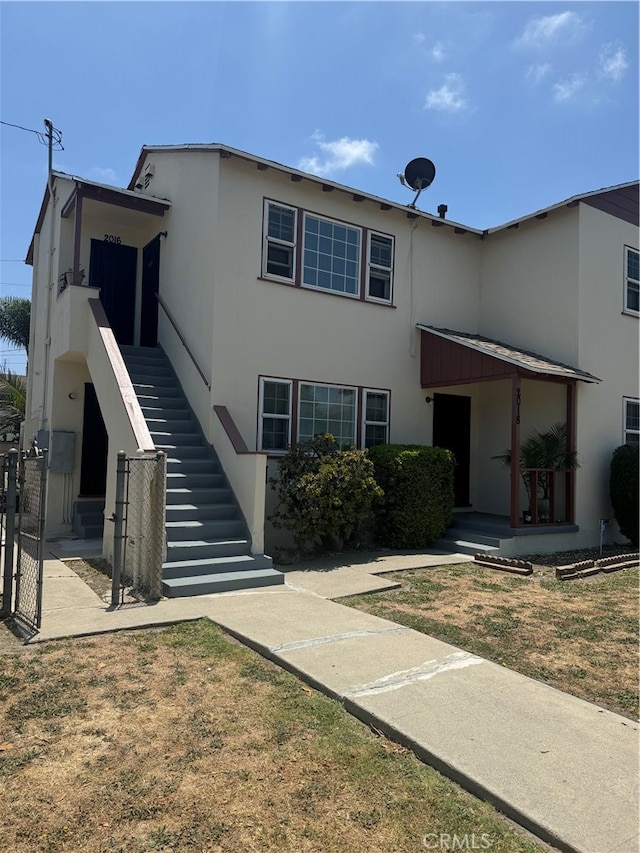 view of front of property with a front yard