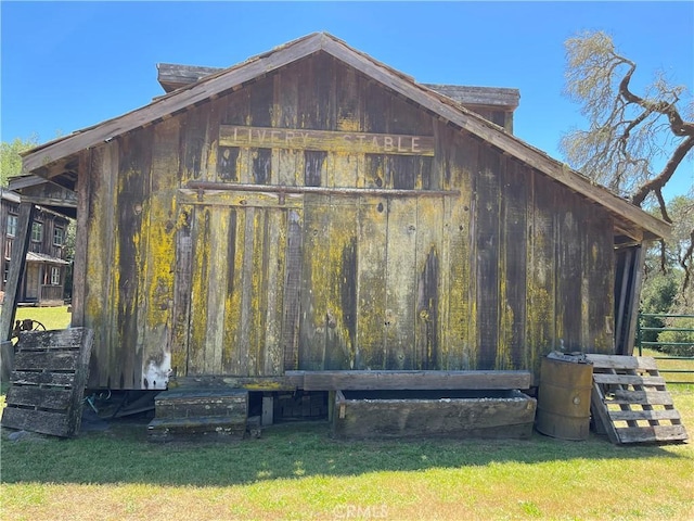 view of outdoor structure with a yard