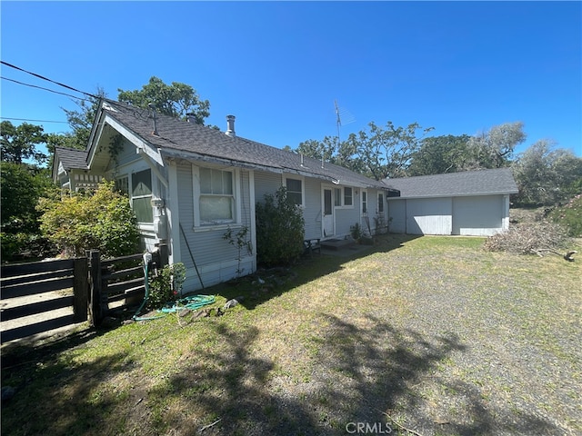 view of front of home featuring a front yard