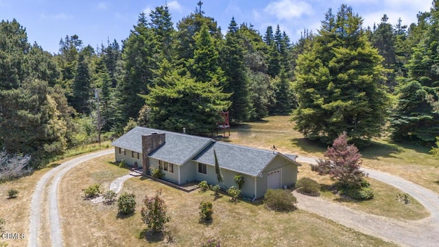 birds eye view of property featuring a forest view