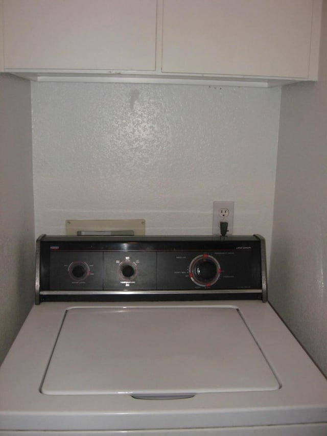 clothes washing area with washer / clothes dryer