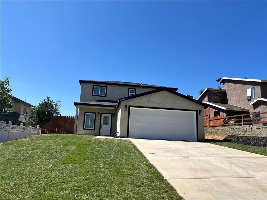 view of front property featuring a front yard