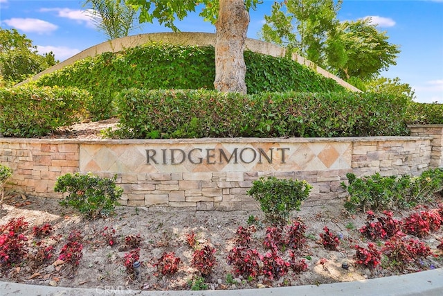 view of community / neighborhood sign