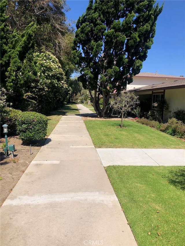 view of property's community featuring a yard