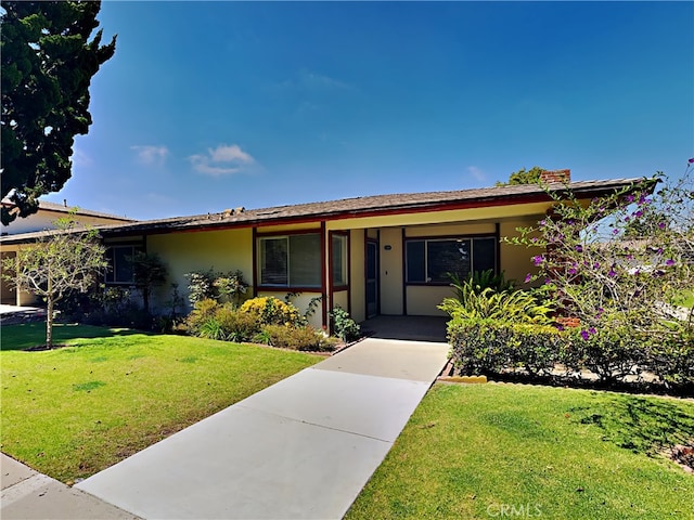 ranch-style home featuring a front lawn