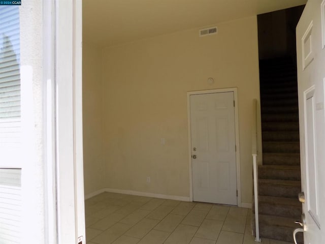 spare room featuring light tile patterned floors