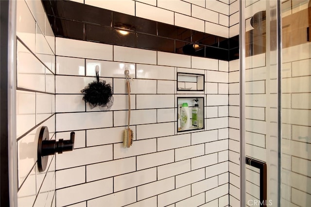 bathroom featuring a tile shower