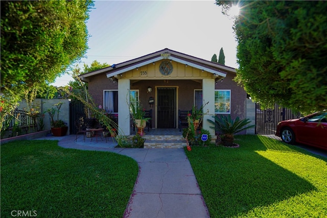 view of front facade with a front yard