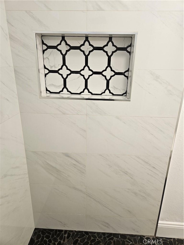 room details featuring a tile shower